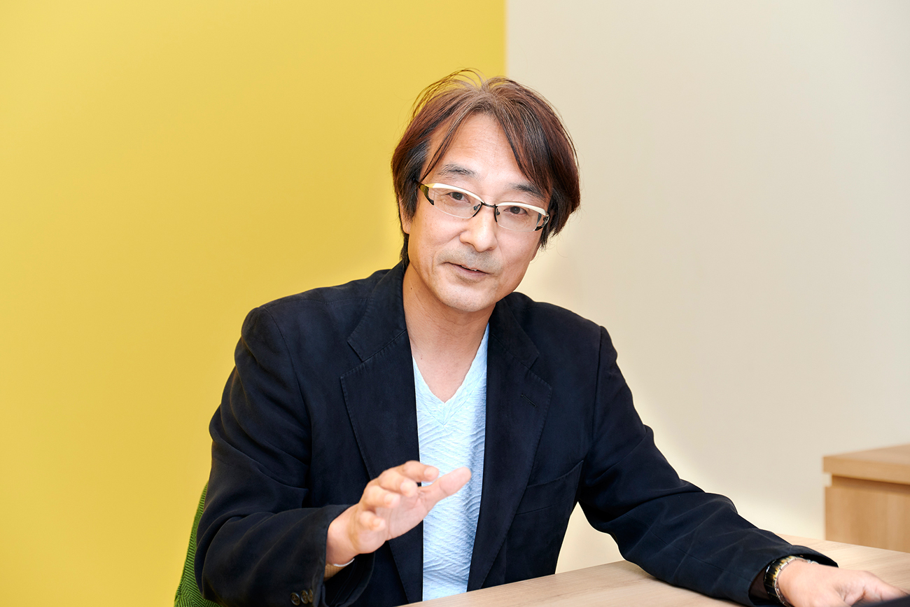 明治学院大学教授・米国ニューヨーク州弁護士 飯田浩司氏／牧野氏と同じ法科大学院を卒業後、ニューヨーク州弁護士登録。日本・米国の電機、IT、製薬、エンタテインメント企業などの法務部で、さまざまな国内・国際取引・訴訟などの法律的なサポートやアドバイスを行なってきた。現在は大学・大学院などで法律の講義を行なっている。